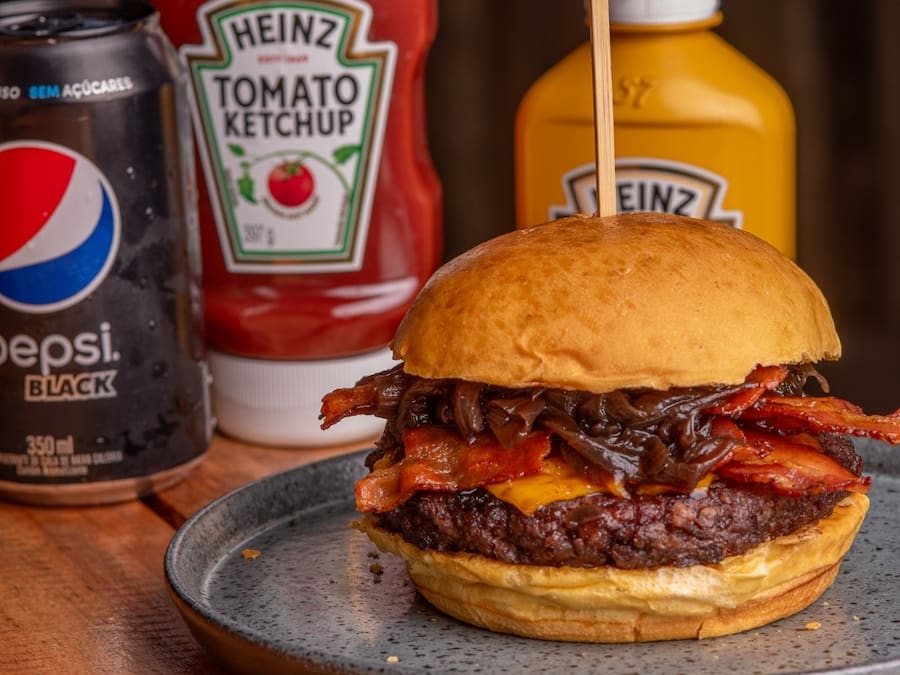 Hambúrguer do O Lenhador BBQ com queijo e bacon